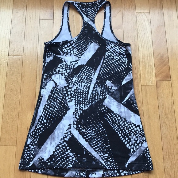 Lululemon size 8 workout top - Picture 2 of 2